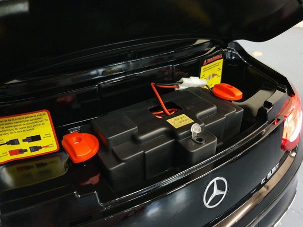 Mercedes C63 AMG e Metallic Zwart